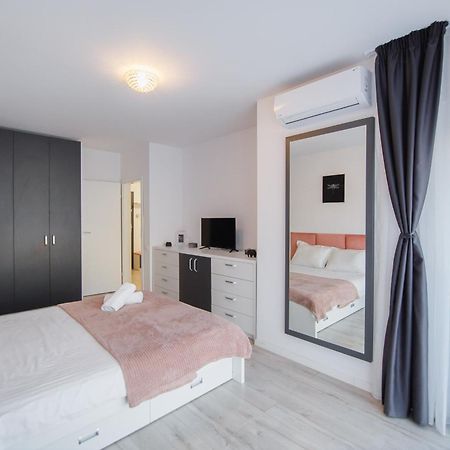 Pinky Black Escape Oradea Bagian luar foto