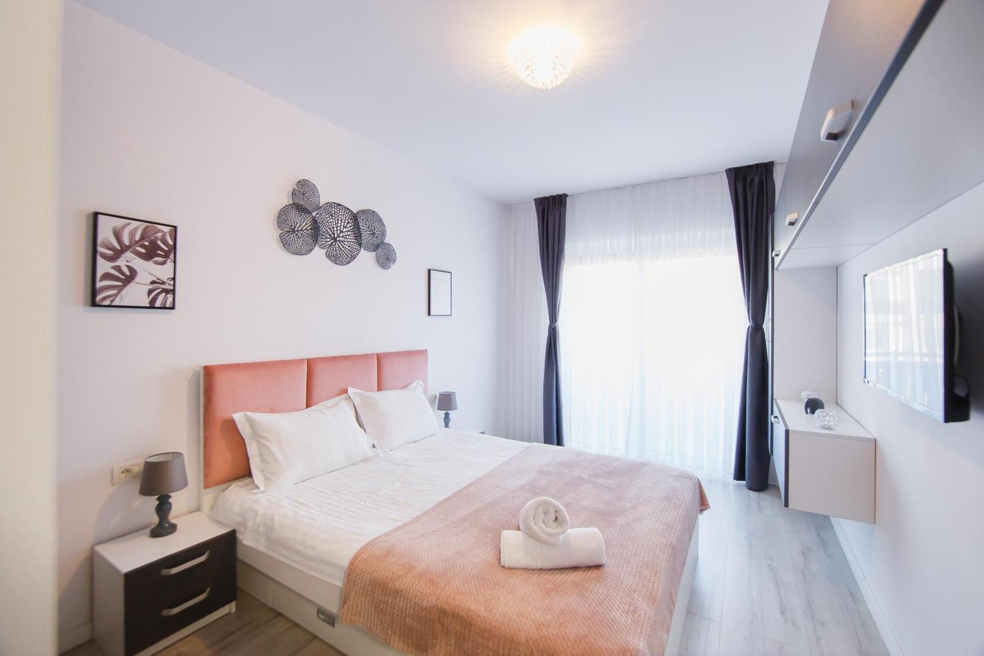 Pinky Black Escape Oradea Bagian luar foto