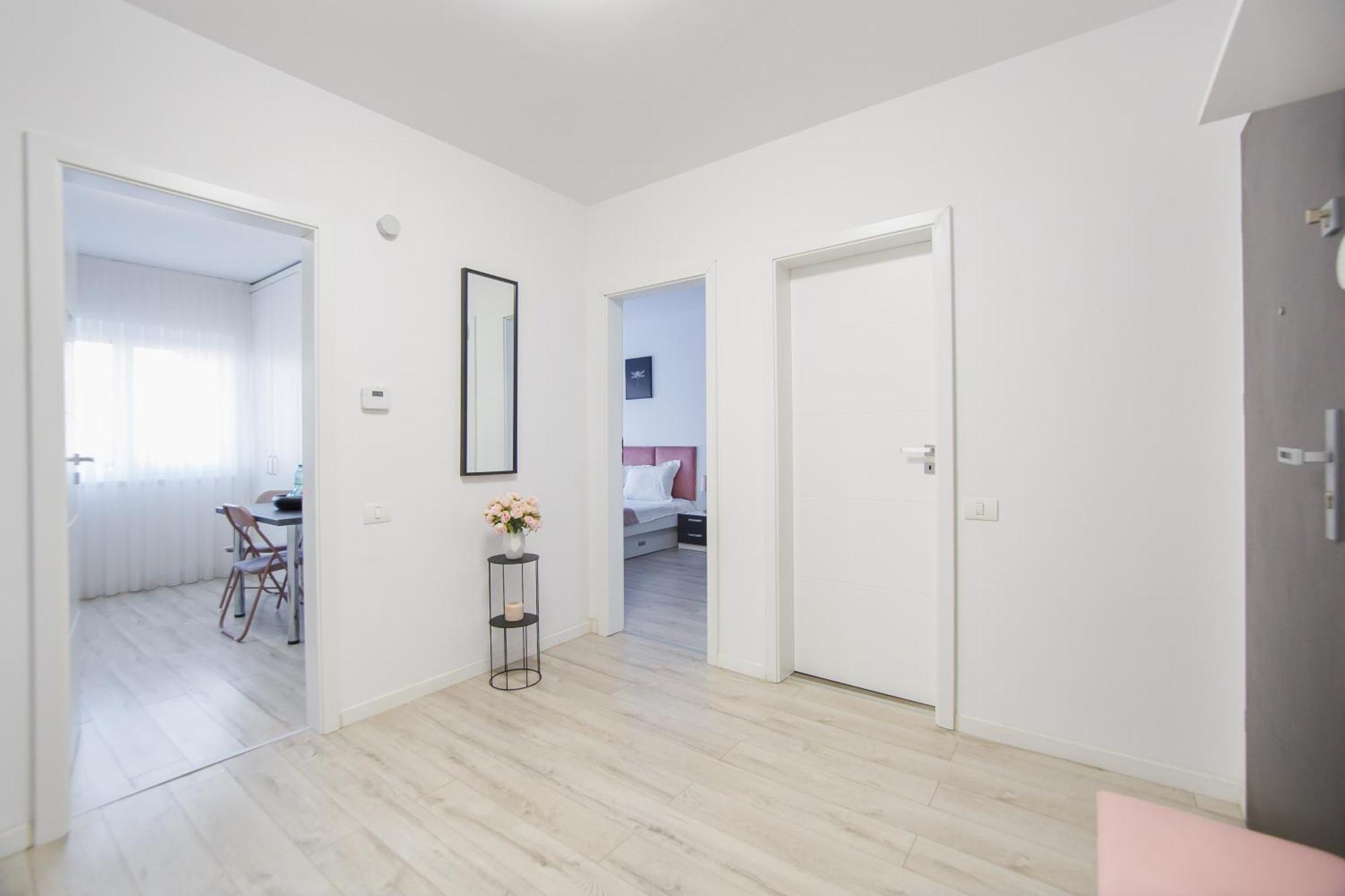 Pinky Black Escape Oradea Bagian luar foto