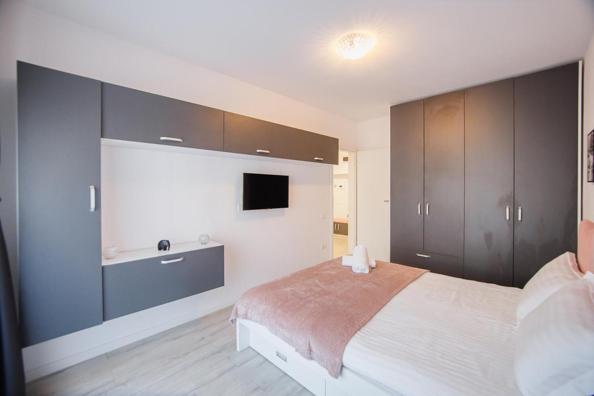 Pinky Black Escape Oradea Bagian luar foto