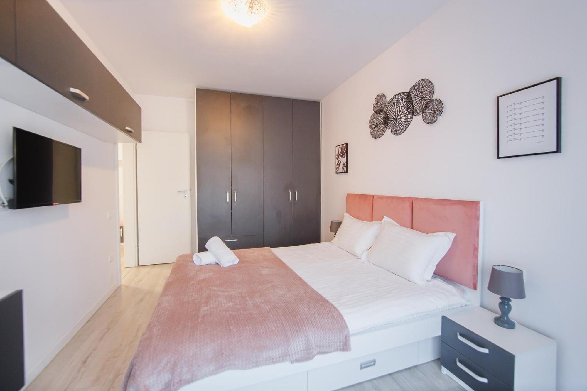 Pinky Black Escape Oradea Bagian luar foto