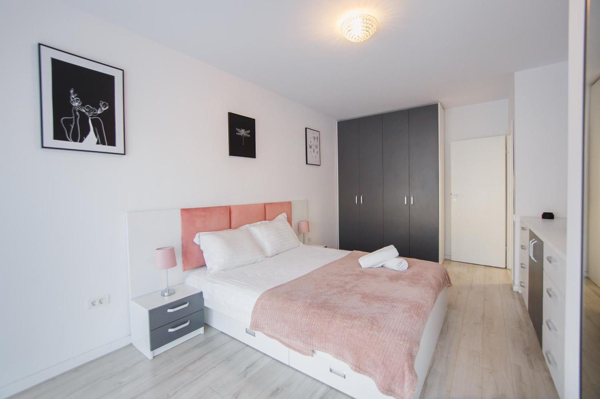 Pinky Black Escape Oradea Bagian luar foto